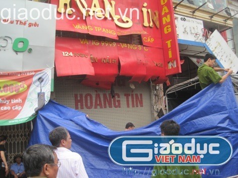 Thông tin ban đầu từ cơ quan công an, khoảng 10h45, nhiều người dân ở gần cửa hàng vàng Hoàng Tín (số nhà 124 phố Nguyễn Thái Học) bất ngờ nghe thấy tiếng nổ lớn, phát ra từ cửa hàng này.